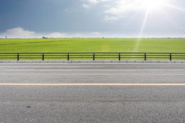 Güneş, yol kenarında