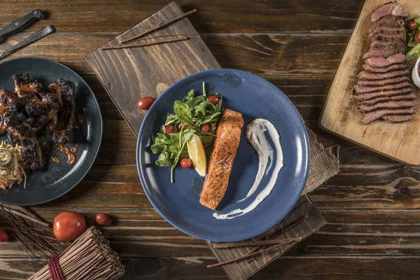 Gekochtes Lachssteak mit Gemüse Ansicht von oben — Stockfoto