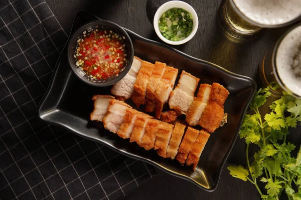 Gebakken varkensvlees belly op houten tafel. bovenaanzicht — Stockfoto