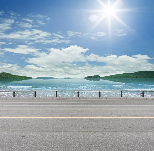 Straßenrand am tropischen Strand. — Stockfoto