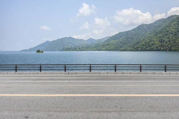 Vista lateral de la carretera montaña y fondo marino — Foto de Stock