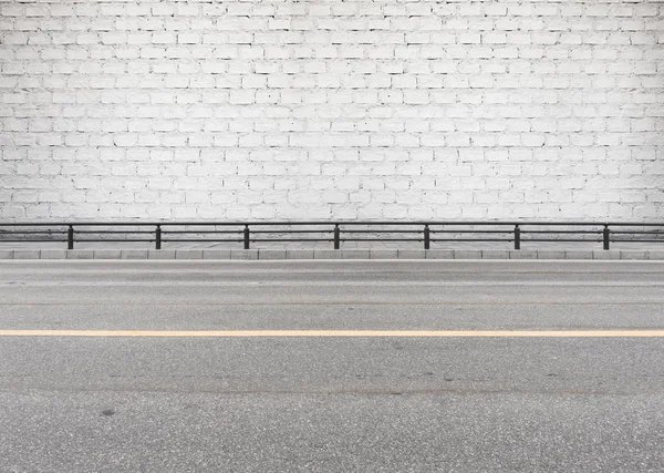 Route latérale et mur de briques blanches — Photo