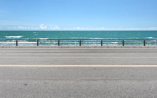 Carretera en la playa del mar —  Fotos de Stock