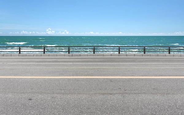 Lato strada sulla spiaggia di mare — Foto Stock