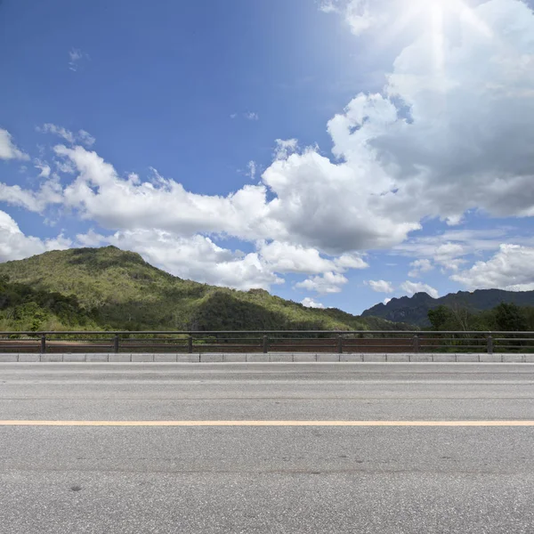 Skönhet land road side Visa och berg bakgrund — Stockfoto