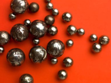küçük demir topları 