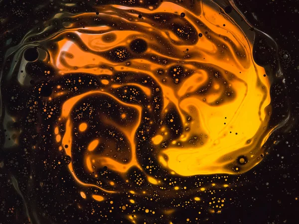 Aceite negro y naranja con agua —  Fotos de Stock