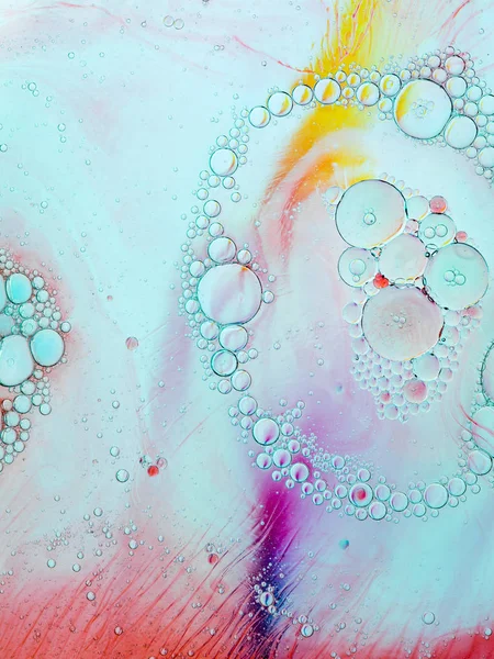 Färgglada bubblor i bakgrundsbelyst Oljehaltigt vatten — Stockfoto