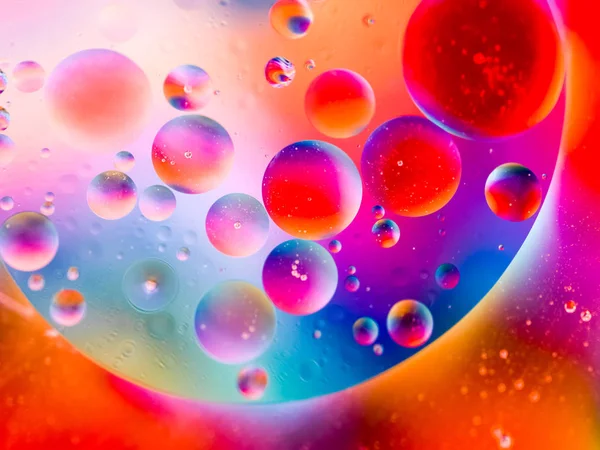 Regenbogenöl und Wasser — Stockfoto