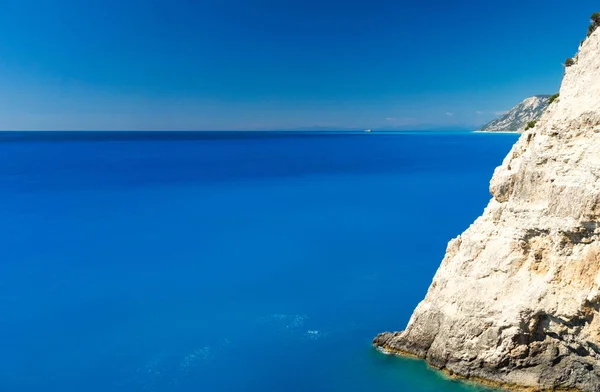 Szalony niebieski wybrzeżu Lefkas — Zdjęcie stockowe