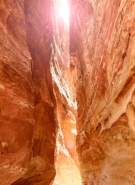 Siq canyon, die naar de oude stad Petra gaat — Stockfoto