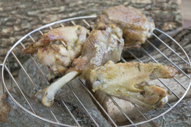 ahşap ızgara tavuk