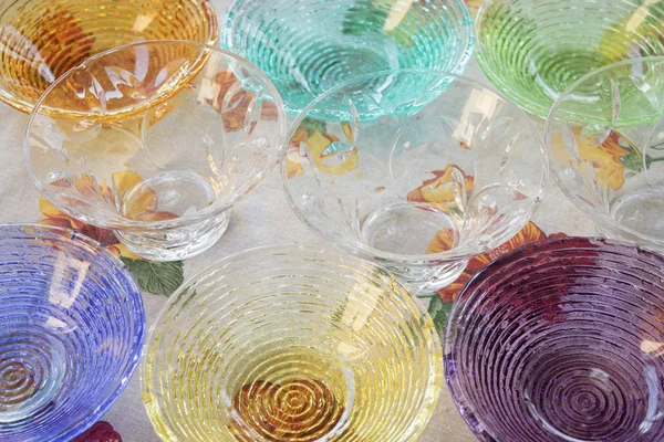 Gekleurde kommen van glas — Stockfoto