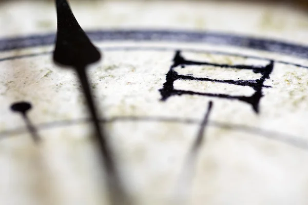 Konzept der Zeit mit dem Zeiger einer alten Uhr — Stockfoto