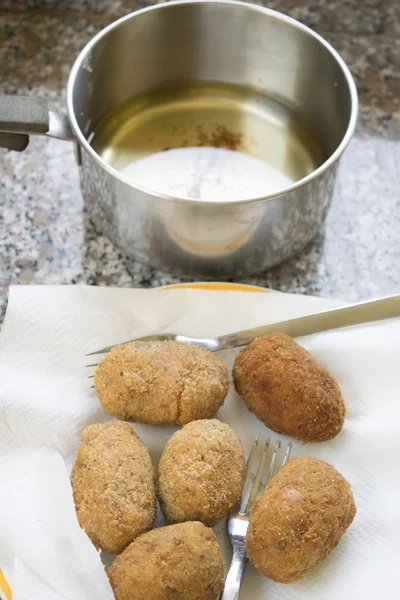 Rijst ballen gebakken in de pan met olijfolie — Stockfoto