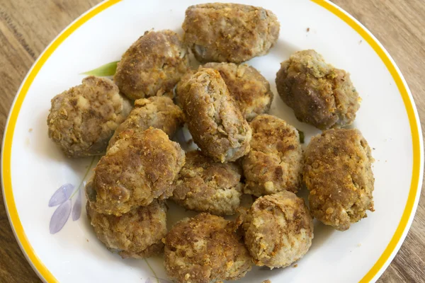 Polpette di manzo in un piatto bianco — Foto Stock