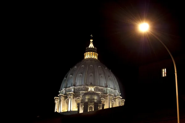 Koepel van de Sint Pieter in Rome bij nacht — Stockfoto