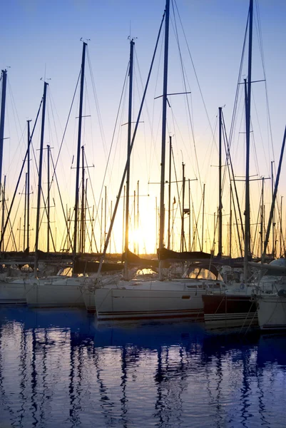 Boote im Hafen von Rom bei Sonnenuntergang — Stockfoto