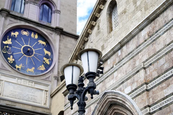 Stjärntecknet klockan på fasaden av Messina duomo — Stockfoto