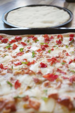 Pizza adet domates ve fesleğen ile