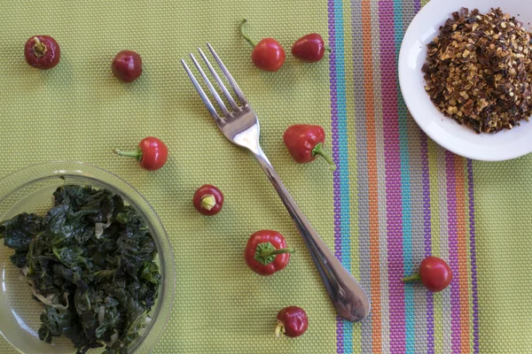 spinaches ve kabuklu acı biber