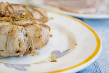 Beyaz soslu tavada kızartılmış Türkiye roulades