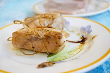 beyaz şarap soslu tavuk roulades