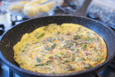 omlet tavası kuşkonmaz ile
