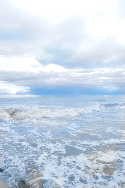 Golven en gekleurde spatten van zee — Stockfoto