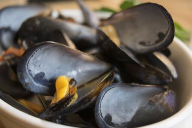 domates ve maydanoz ile Midye çorbası