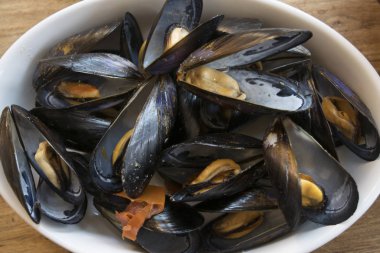 domates ve maydanoz ile Midye çorbası