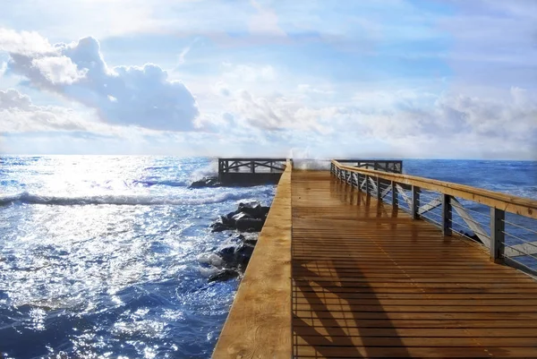 Holzlandung blaues Meer und Himmel Hintergrund — Stockfoto