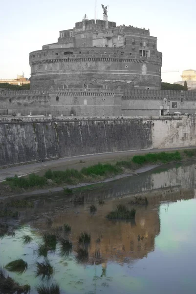 Castel Sant'Angelo in Rome tot uiting in de rivier de Tiber — Stockfoto