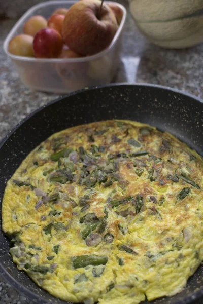 Frittata con asparagi in padella. posa piatta — Foto Stock