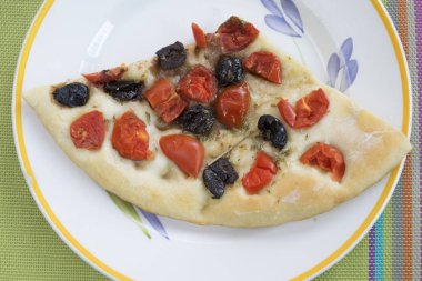 Siyah Zeytin ve domates beyaz pizza