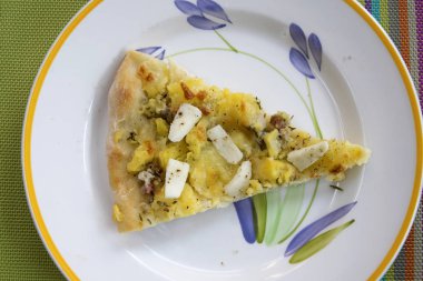 Pizza patates ve mozzarella ile