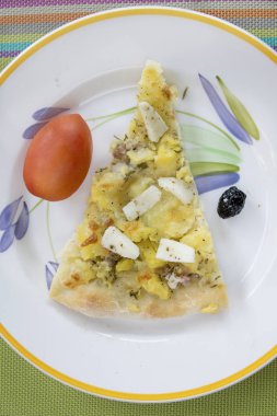 patates ve mozzarella ile beyaz pizza