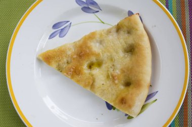 Focaccia ekmek zeytin yağı ile