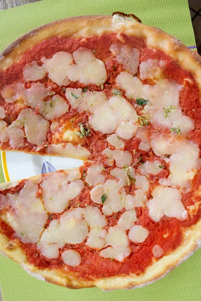 Pizza margherita com mussarela e molho de tomate — Fotografia de Stock