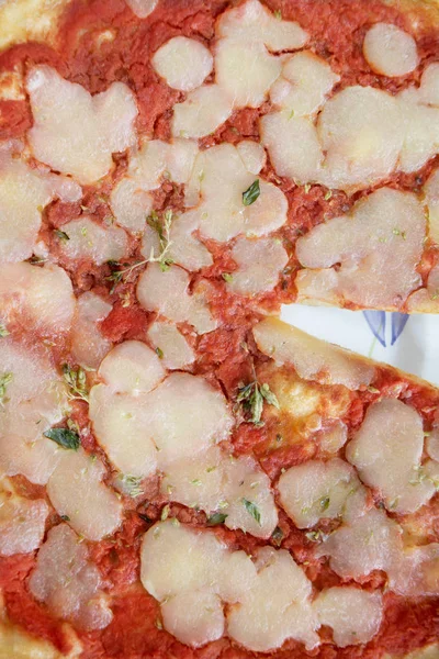 Neapolitan margherita pizza — 스톡 사진