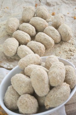 el yapımı patates kroket hazırlanıyor