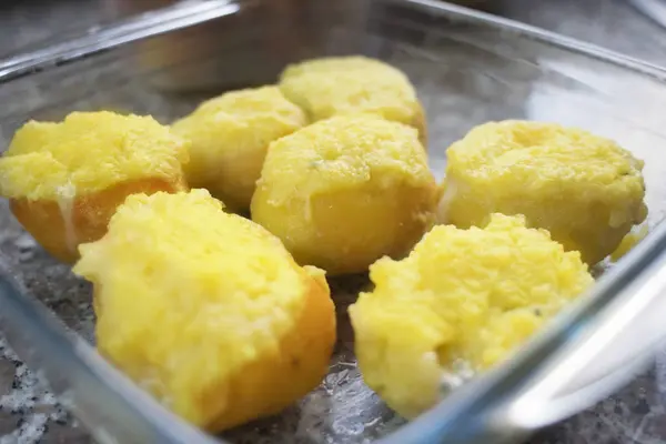 Картофель с пулом в сырный крем — стоковое фото