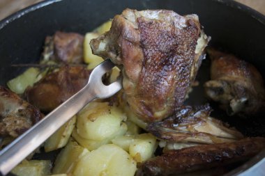   tavuk kızartma fırında patates ile