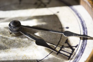 Roma numaraları ile eski saat