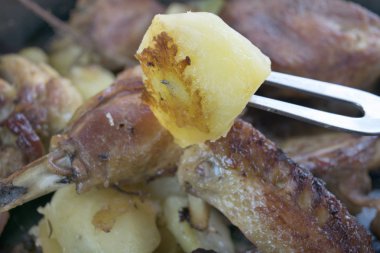 kızarmış tavuk ve patates ön planda