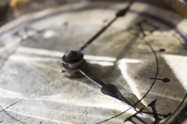 Licht und Schatten auf einer alten Uhr — Stockfoto