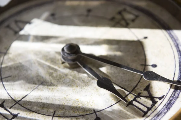 오래 된 시계의 손 — 스톡 사진