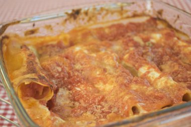 fırın tepsisinde ev yapımı cannelloni