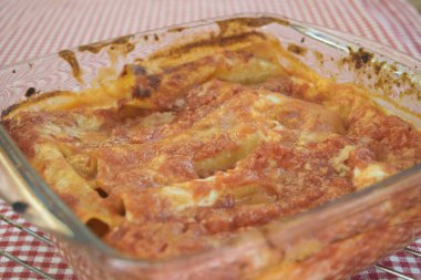 fırın tepsisinde ev yapımı cannelloni