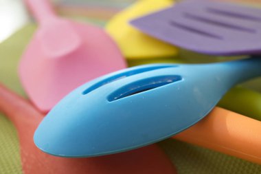 renkli plastik mutfak gereçleri